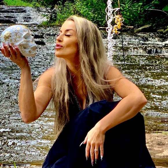 Meet your Posher, Tiffany - Picture 1 of 1